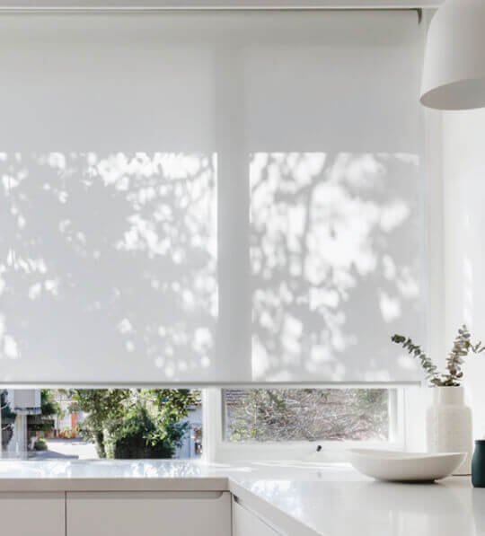 como limpiar cortinas roller sun screen de una sala