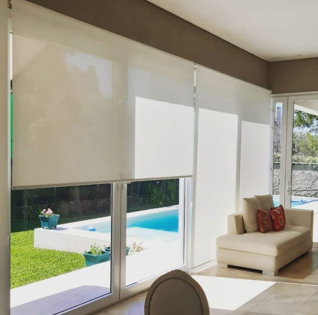 Tipos de cortinas roller para salones